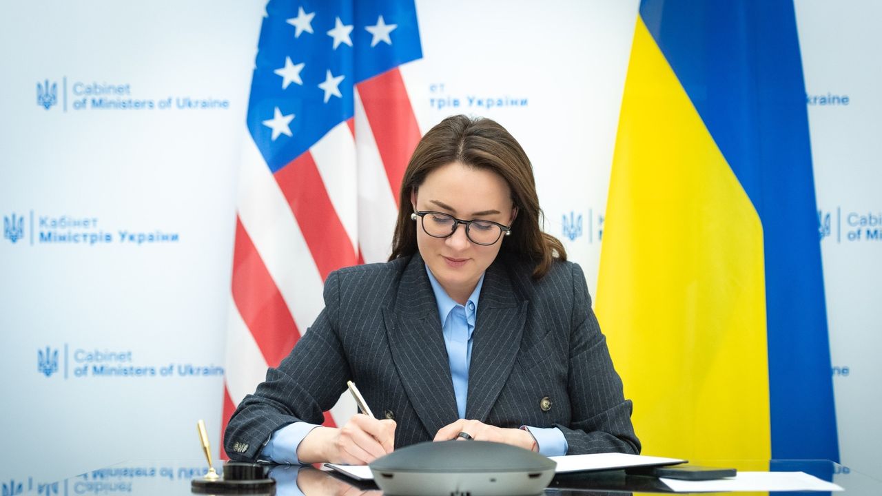 Terre rare, cosa sappiamo dell’accordo preliminare sui minerali strategici firmato da Stati Uniti e Ucraina