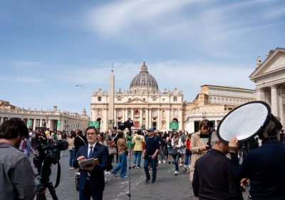 Morte di papa Francesco, la trafelata corsa al cordoglio mediatico