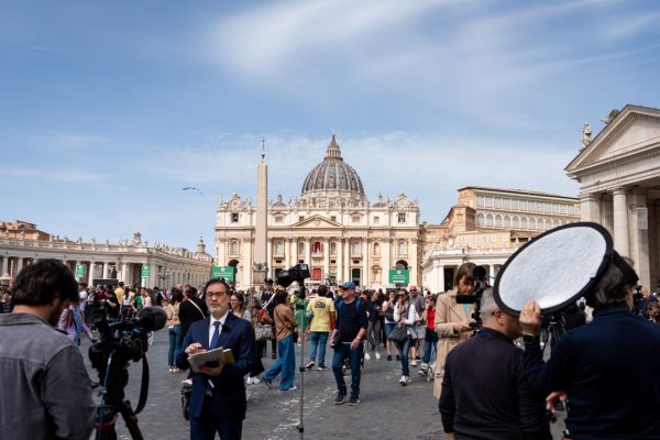 Morte di papa Francesco, la trafelata corsa al cordoglio mediatico