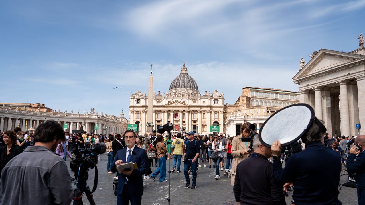 Morte di papa Francesco, la trafelata corsa al cordoglio mediatico