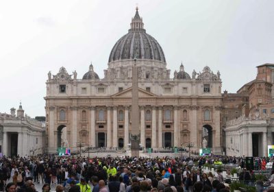 Le truffe e i tentativi di frode legati alla morte di Papa Francesco