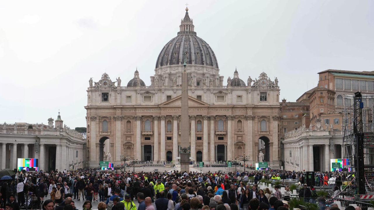 Le truffe e i tentativi di frode legati alla morte di Papa Francesco