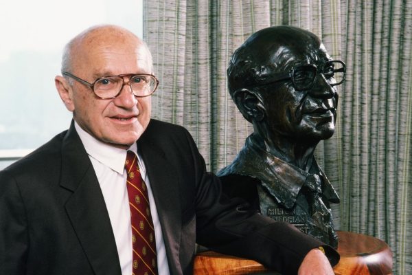 La parabola della matita di Milton Friedman citata da Elon Musk, e cosa c’entrano i dazi di Trump