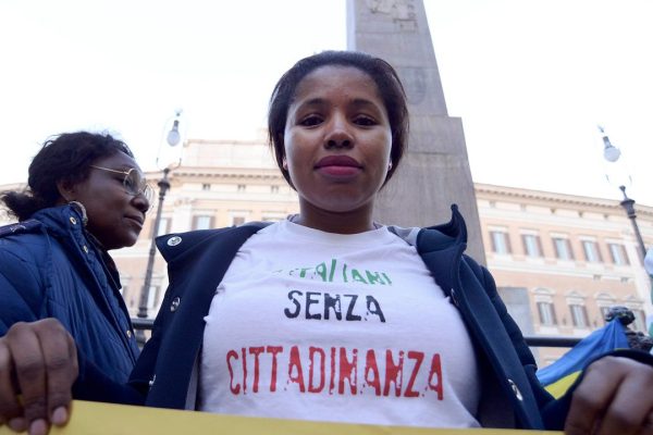 Cittadinanza italiana, cosa può fare e cosa no chi non ce l’ha