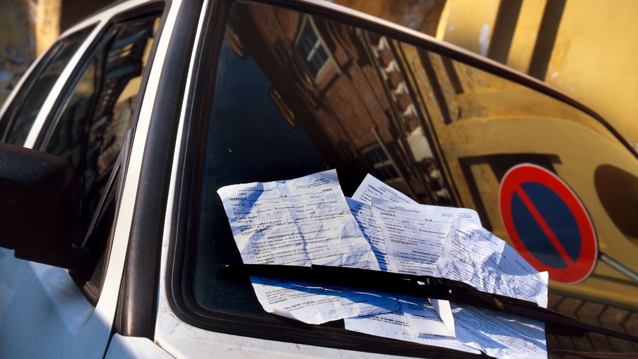 La nuova campagna di phishing che simula una multa stradale