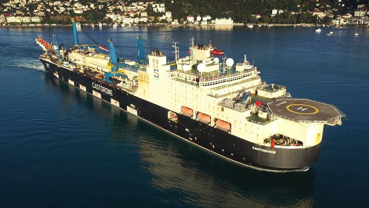 Nave posatubi, siamo saliti a bordo di una delle più grandi al mondo