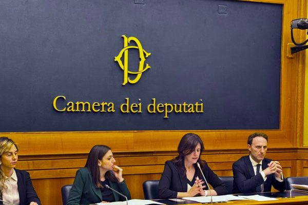 Tre nuove proposte di legge su intelligenza artificiale, tutela dei minori e lotta ai profili falsi sui social