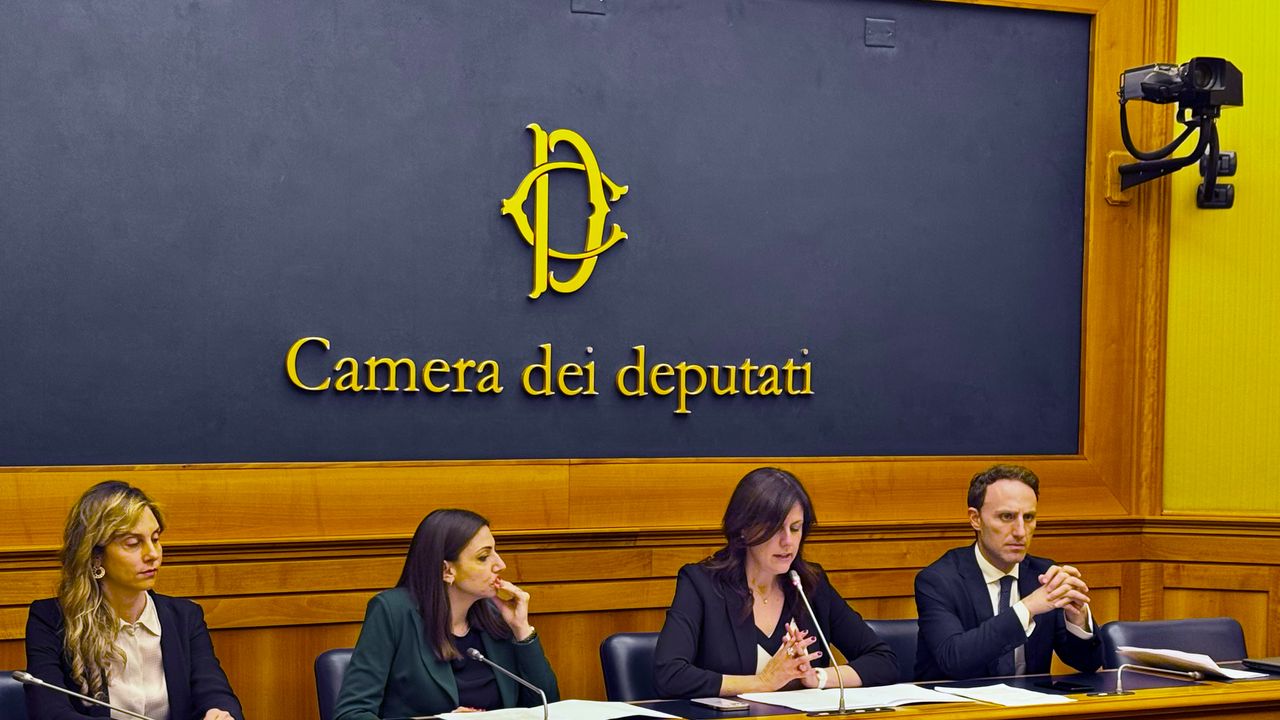 Tre nuove proposte di legge su intelligenza artificiale, tutela dei minori e lotta ai profili falsi sui social