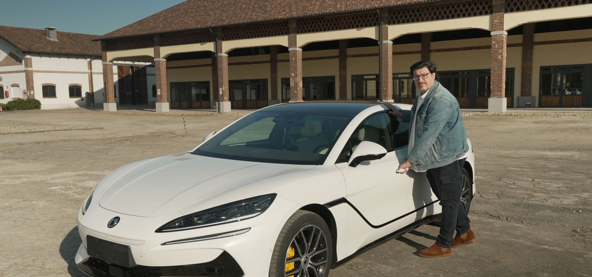 Primo contatto con Denza Z9GT: la shooting-brake che gira su sé stessa