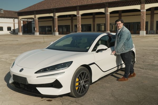 Primo contatto con Denza Z9GT: la shooting-brake che gira su sé stessa