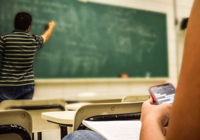 Francia, da settembre niente smartphone a lezione per gli alunni delle medie