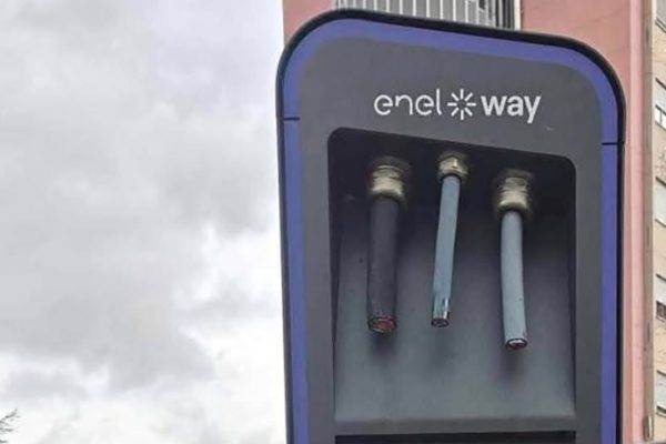 Furti dei cavi alle colonnine, incastrata la banda del rame. Sono tutti italiani