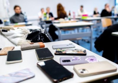 Perché la Francia sta vietando gli smartphone nelle scuole