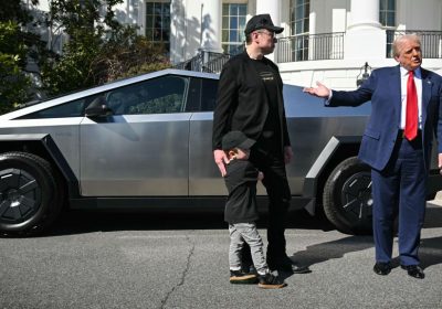 Trimestrale Tesla, utili in calo del 71%. E Musk fa un passo indietro dal Doge