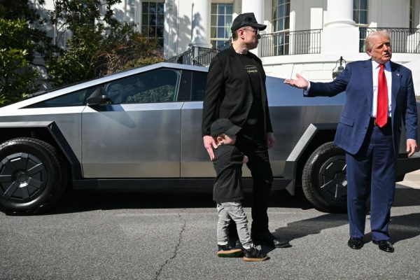 Trimestrale Tesla, utili in calo del 71%. E Musk fa un passo indietro dal Doge