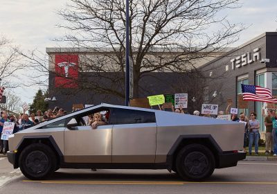 Controproteste Tesla, a difendere l’azienda c’è anche l’estrema destra