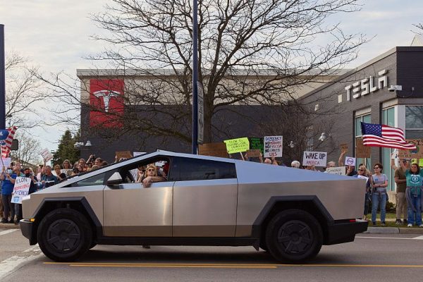 Controproteste Tesla, a difendere l’azienda c’è anche l’estrema destra