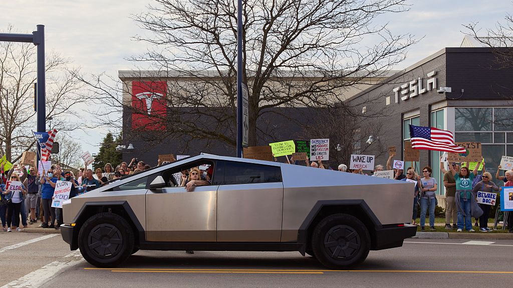 Controproteste Tesla, a difendere l’azienda c’è anche l’estrema destra
