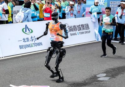 Robot umanoidi, la prima (tragicomica) mezza maratona con gli esseri umani