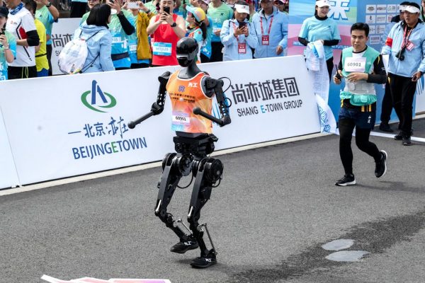 Robot umanoidi, la prima (tragicomica) mezza maratona con gli esseri umani