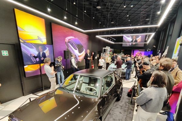 Renault presenta il restomod della R17