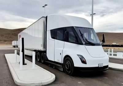 Il Tesla Semi subisce nuovi ritardi e un aumento di prezzo, sollevando dubbi sui numeri futuri