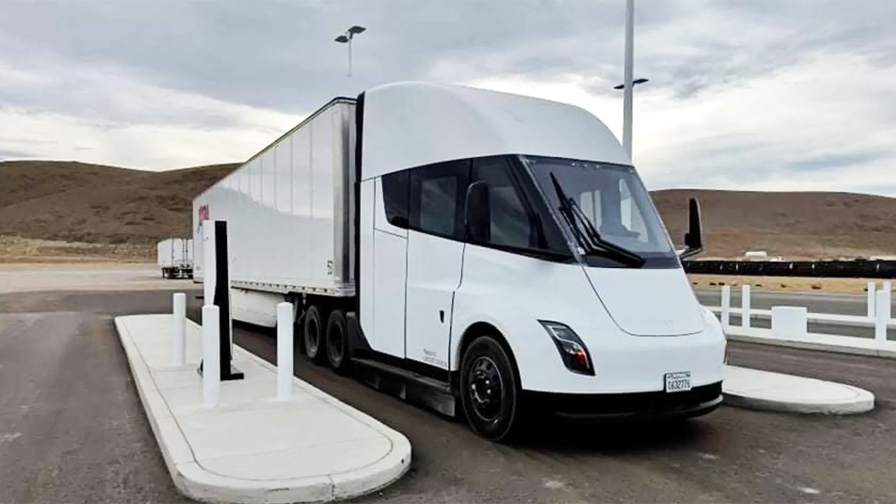 Il Tesla Semi subisce nuovi ritardi e un aumento di prezzo, sollevando dubbi sui numeri futuri