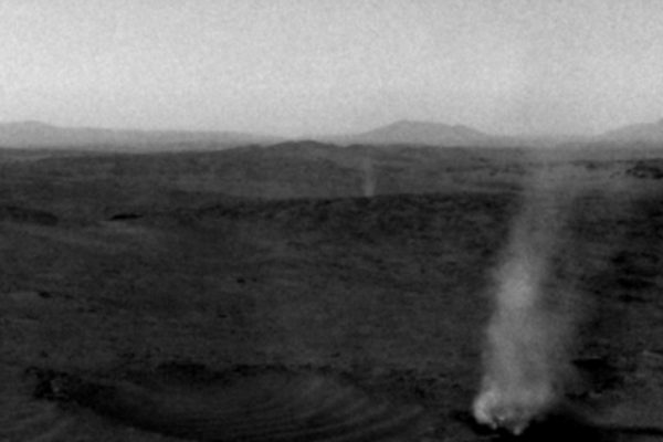 Il rover NASA Perseverance ha ripreso un diavolo di sabbia che ne dissolve un altro