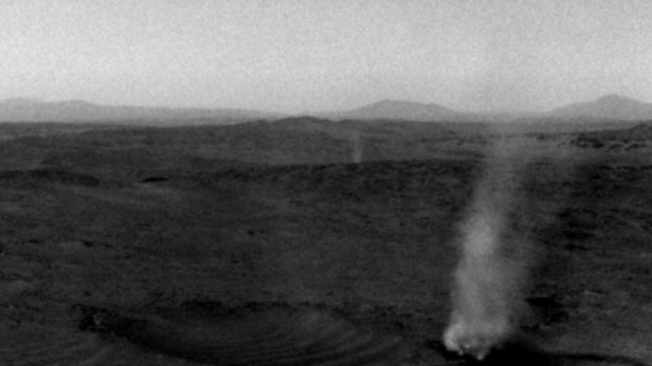 Il rover NASA Perseverance ha ripreso un diavolo di sabbia che ne dissolve un altro