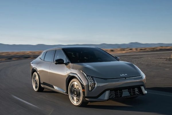 Kia presenta EV4: la berlina completamente elettrica debutterà negli USA nel 2026