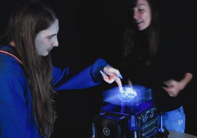 I primi ologrammi con cui si può interagire usando le mani (e senza dover indossare visori)