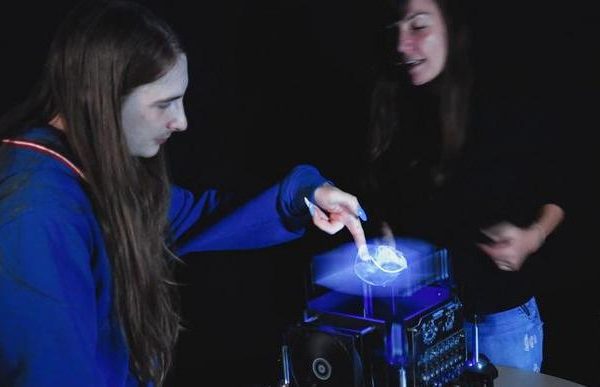 I primi ologrammi con cui si può interagire usando le mani (e senza dover indossare visori)