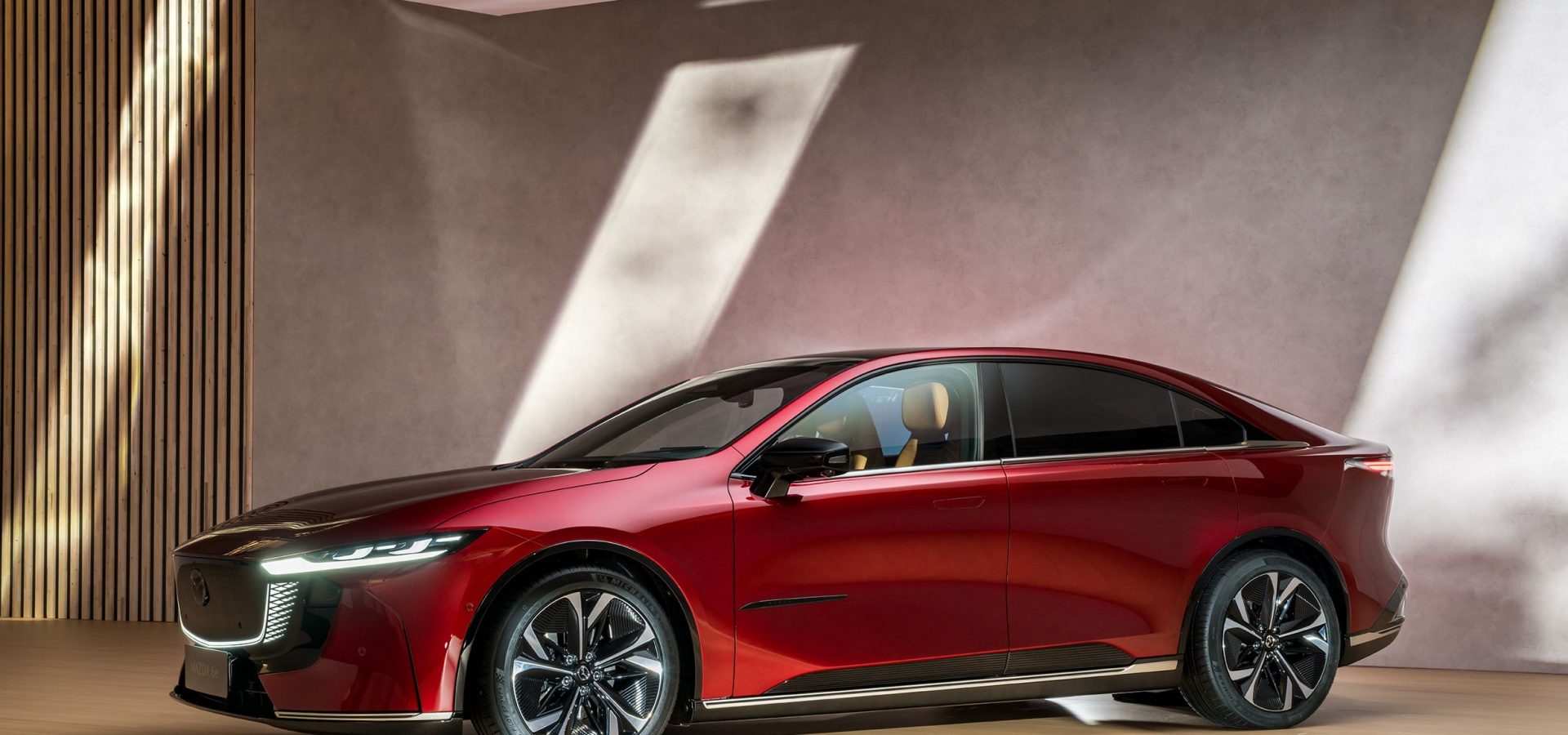 Mazda 6e, minimalista fuori, sorprendente dentro