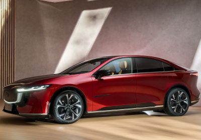 Mazda 6e, minimalista fuori, sorprendente dentro