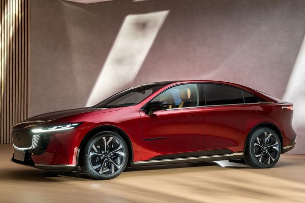 Mazda 6e, minimalista fuori, sorprendente dentro