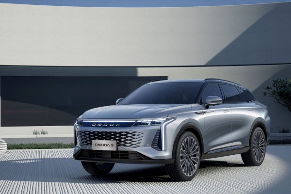 Omoda 9 è il suv ibrido con autonomia record da 1300 km