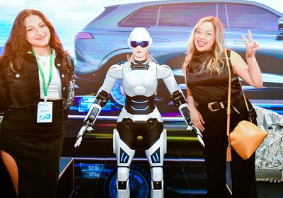 Omoda Jaecoo, non solo auto: il robot AiMOGA entra in servizio in concessionaria