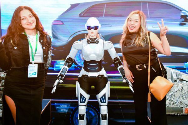 Omoda Jaecoo, non solo auto: il robot AiMOGA entra in servizio in concessionaria
