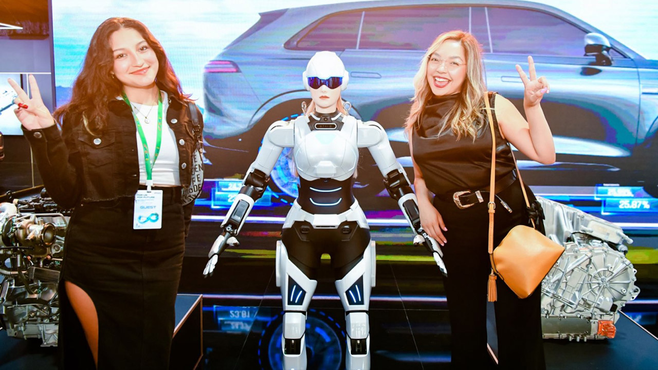 Omoda Jaecoo, non solo auto: il robot AiMOGA entra in servizio in concessionaria