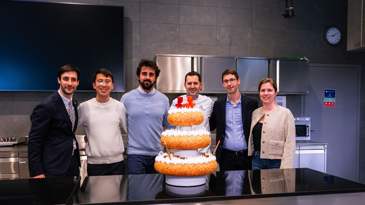 RoboCake, la prima torta robotica che si può mangiare presentata all’Expo 2025