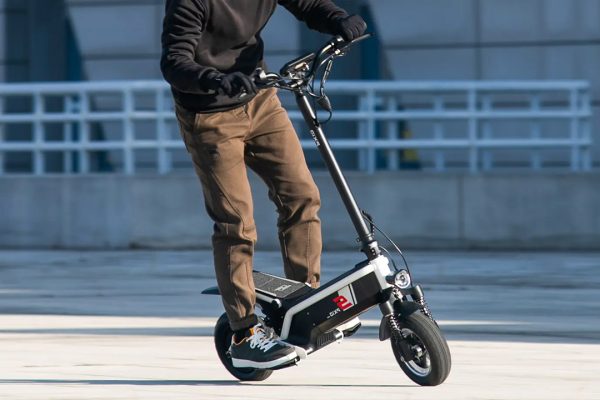 Record di velocità di monopattini in Svizzera: 113 e 126 km/h, ma erano entrambi in strade urbane