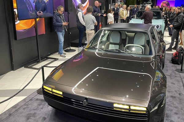 Renault tra passato e futuro: R17 Ora Ito e nuova R4 allo store RNLT