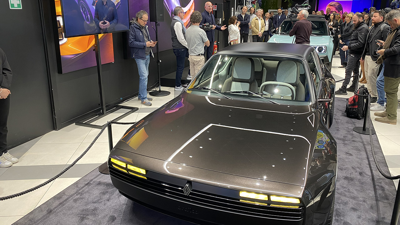 Renault tra passato e futuro: R17 Ora Ito e nuova R4 allo store RNLT