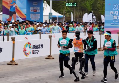 Robot umanoidi hanno sfidato gli atleti nella prima mezza maratona mista, facendo una brutta figura