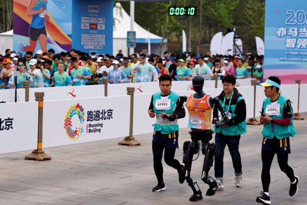 Robot umanoidi hanno sfidato gli atleti nella prima mezza maratona mista, facendo una brutta figura