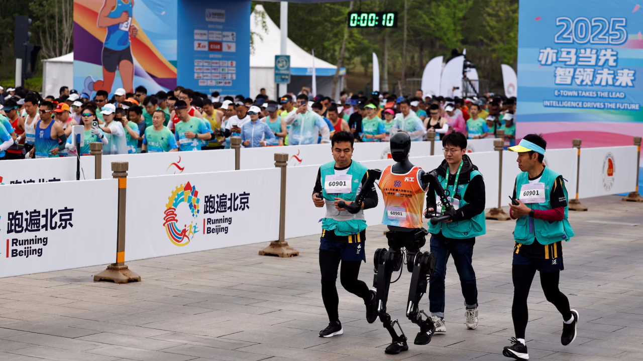 Robot umanoidi hanno sfidato gli atleti nella prima mezza maratona mista, facendo una brutta figura