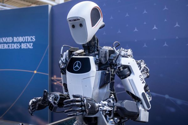Il robot umanoide di Mercedes-Benz lavora già in fabbrica