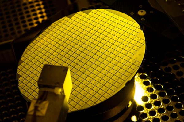 STMicroelectronics: risultati in calo nel primo trimestre 2025, ma il CEO resta fiducioso nella ripresa