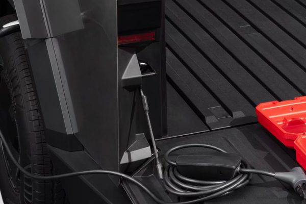 Sorpresa: il Cybertruck più economico ha il V2L, con un accessorio speciale