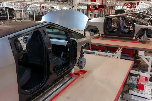 Tesla Cybertruck, crisi senza fine: nuovi forti sconti, c'è troppo inventario